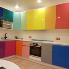 разноцветные фасады на кухне из пластика arpa