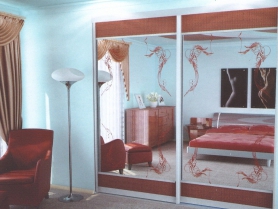 Шкаф купе с ротангом и крашеным пескоструйным рисунком на зеркале